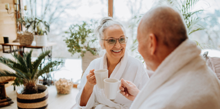 To seniorer i seniorvelvære der drikker kaffe