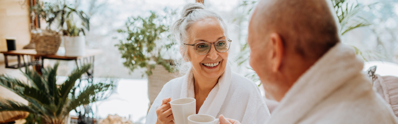 To seniorer i seniorvelvære der drikker kaffe