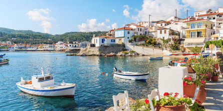 båd i vand nær kysten på Samos