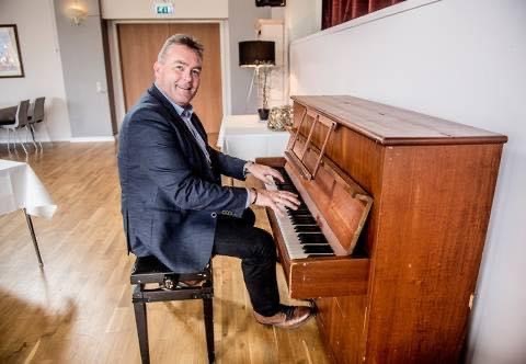 Portræt af Søren Riis ved klaver