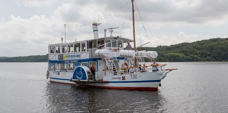 Båden Svanen der sejler på Mariager fjord
