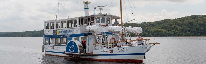 Båden Svanen der sejler på Mariager fjord