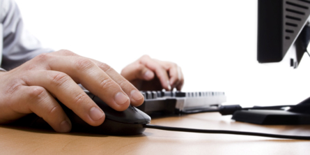 Mand taster på tastatur