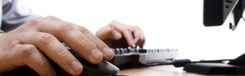 Mand taster på tastatur
