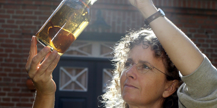 dame der ser på snapseflaske