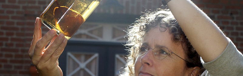 dame der ser på snapseflaske